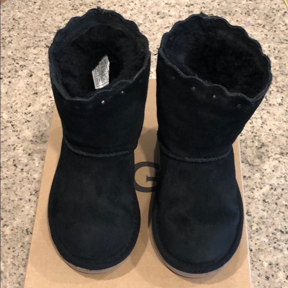 UGG Other - Ugg classic short fame boots